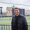 Der ehemalige Fußballer Kevin-Prince Boateng steht auf der Fanmeile am Brandenburger Tor.