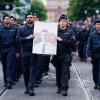In Gedenken an ihren tödlich verletzten Kollegen Rouven Laur ziehen Polizisten durch die Mannheimer Innenstadt.
