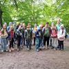 Die Klasse 4b mit ihrer Lehrerin Verena Dillitz (2. von rechts) freute sich über einen gelungenen Tag im Mindelheimer Stadtwald.