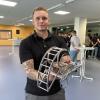 Louis Lucke, 27, macht eine Umschulung zum Industriemechaniker. Er zeigt das Mausefallenauto, das er mit vier anderen von der Berufsschule Illertissen gebaut hat.