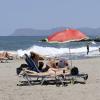 Touristen sonnen sich an einem Strand auf Kreta. Die Insel zieht mit ihren zahlreichen schönen Stränden viele Urlauber an.