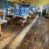 In der „urigen Werkstatt“, dem Werkraum in der Nordendorfer Grundschule, sieht man, wie sehr sich der Fußboden durch das Grundwasser aufgewölbt hat.