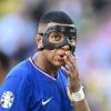 Frankreichs Superstar Kylian Mbappe spielt nach einem Nasenbeinbruch mit Maske.