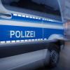 Eine Frau widersetzt sich in Donaualtheim der Polizei und muss gefesselt werden.