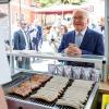 Bundespräsident Frank-Walter Steinmeier kauft sich bei einem Besuch in Weiden am Bratwurststand Weishäupl Bratwürste.