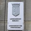 Ein Schild weist auf das Landgericht Berlin an der Fassade zum Kriminalgericht Moabit in der Turmstraße hin.