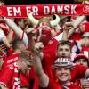Fans von Dänemark feuern ihre Mannschaft an.