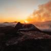 Die Sonne geht über dem aktiven Krater eines  Vulkans bei Grindavik auf Island auf.