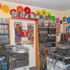 Im Vinyl-Cafe  findet man neben Schallplatten aller Musikrichtungen auch verschiedene Plattenspieler.