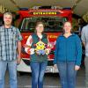 Die Feuerwehr Entraching möchte eine Kinderfeuerwehr gründen, dieses Ziel verfolgen (von links) Kommandant Manfred Gläserke, Bettina Drexl mit Maskottchen Bidu, Patricia Gläserke und Simon Hacken.