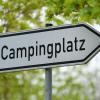 Ein Schild weist den Weg zu einem Campingplatz.