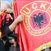 Im Fanblock der Albaner tauchten Flaggen der UCK, einer ultranationalistischen Miliz, auf.