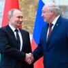 Der russische Präsident Wladimir Putin (l) und der belarussische Präsident Alexander Lukaschenko arbeiten trotz des Kriegs in der Ukraine weiter zusammen.
