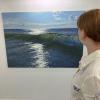 Sommer, Sonne, Meer im Blick: Peter Witts Gemälde "Welle im Gegenlicht II" in der aktuellen Ausstellung der Galerie Cyprian Brenner.