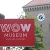 Das Schild des «WOW Museum - Room for Illusions» hängt im Tal am Eingang des Museums in der Nähe des Isartors. Das neue Museum wird 16 Erlebnisräume mit optischen Täuschungen und interaktiven Exponaten bieten.