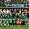 Das U16-Team des TSV 1861 Nördlingen freut sich mit Eltern und dem Trainerteam Sebastian Bitomsky und Andy Schröter über die Meisterschaft der Kreisliga Donau.