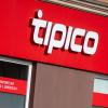 Das Logo von Tipico, einem Anbieter von Sportwetten, ist über dem Eingang zu einer Filiale des Wettbüros angebracht.