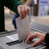 Brandenburg wählt seinen neuen Landtag: Ein Bürger steckt bei einer Wahl seinen Wahlzettel in eine Urne.