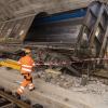 Verunglückte Güterwagen stehen am Unfallort im Gotthard Basistunnel anlässlich einer Medienführung an der Unfallstelle.