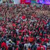 Zahlreiche türkische Fans sehen sich beim Public Viewing auf dem Schlossplatz das EM-Fußballspiel zwischen der Türkei und Tschechien an.