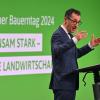 Cem Özdemir (Grüne), Bundeslandwirtschaftsminister, spricht auf dem zweiten Tag vom Deutschen Bauerntag.
