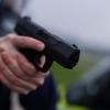 Ein Polizist hält eine Pistole vom Typ Walther P99 in den Händen.