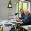 Bundespräsident Frank-Walter Steinmeier (r) lässt sich bei seinem Besuch der Firma Seltmann in Weiden von Porzellandruckerin Mariella DeLuca die Dekoration eines Tellers erläutern.