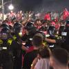 Fans der Türkei feiern den Sieg ihrer Mannschaft, während die Polizei im Einsatz ist.