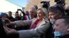 Umgeben von Fans: Marine Le Pen besuchte im Jahr 2022 Villers-Cotterêts, stolz empfangen vom Bürgermeister Franck Briffaut (mit Schärpe).