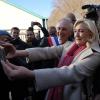 Umgeben von Fans: Marine Le Pen besuchte im Jahr 2022 Villers-Cotterêts, stolz empfangen vom Bürgermeister Franck Briffaut (mit Schärpe).