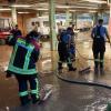 In Baar liefen nach dem starken Regen am Mittwochabend zwei Hallen einer Firma mit Schlamm voll. Auch auf einigen Straßen stand das Wasser. Die Freiwillige Feuerwehr Baar war mit etwa 15 Leuten im Einsatz.