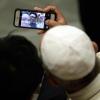 Selfie mit Franziskus: Auch der Papst ist digitalen Medien gegenüber aufgeschlossen und weiß mit ihnen umzugehen.