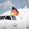 Mit einer Deutschlandflagge im Cockpitfenster rollt auf dem Flughafen das Flugzeug mit der Mannschaft aus. Bei der Heim-EM der Männer fliegt das deutsche Team zum Achtelfinale von Nürnberg nach Dortmund.