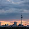 Dunkle Wolken hängen am frühen Morgen über dem Fernsehturm.