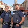 Sabrina Oswald und Göksel Eris vom Ordnungsamt der Stadt sorgen für die Sicherheit auf dem Stadtfest.