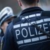 Nach einer Ohrfeige und einer Beleidigung in der Augsburger Hammerschmiede sucht die Polizei nach zwei Radfahrern.