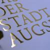 520 Seiten hat das neue Goldene Buch der Stadt Augsburg. Vollendet wurde es von Elisabeth Zelck in ihrer Buchbindewerkstatt in der Altstadt.