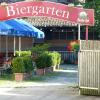 Auch etwas außerhalb des Augsburger Landes gibt es einladende Tore, wie dieses Bild aus dem Biergarten bei Sankt Ottilien zeigt.