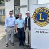 Der neue Lions-Präsident Tobias Hörmann und der Vorstand des Lions Hilfswerks Martin Wachter ließen sich von Bürgermeister Thomas Wörz (Mitte) die Einrichtung neben der Mindelhalle in Offingen zeigen.