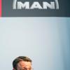 Alexander Vlaskamp, Vorstandsvorsitzender von MAN, spricht vor dem Logo des Nutzfahrzeugherstellers.