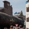 Bewohner beobachten von ihren Balkonen den Transport eines 48 Meter langen U-Boots vom Typ U17, das auf der Straße von Lastwagen ins Technik-Museum Speyer durch ein Wohngebiet gefahren wird.