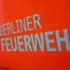 Der Schriftzug «Berliner Feuerwehr» stehen auf der Tür eines Feuerwehrfahrzeuges.