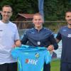 Neuzugang Benjamin Isek war zum Auftakt zweimal für den SV Cosmos Aystetten erfolgreich. Das freut Abteilungsleiter Thomas Paschek (links) und Spielertrainer Patrick Wurm.