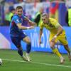 Peter Pekarik von der Slowakei und Mychajlo Mudryk (r) von der Ukraine kämpfen um den Ball.