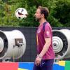 Englands Nationaltrainer Gareth Southgate steht während einer Trainingseinheit der Three Lions auf dem Trainingsplatz.