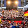 Zahlreiche Deutschland-Fans versammeln sich zum Public Viewing auf dem Schlossplatz.