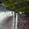 Regenwasser ergießt sich in Strömen vom Stadiondach und wird zum Bild des Spiels. 