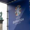 Die Jubiläumssäule ist beim Aufbau des Public Viewing für die Fußball-Europameisterschaft in Deutschland auf dem Stuttgarter Schlossplatz neben einem Logo zu sehen.