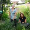 Anni Strohauer (links) und ihre Tochter Marion Grobauer teilen ihre Liebe für den Garten.