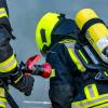 Feuerwehrleute bereiten einen Löschangriff vor.